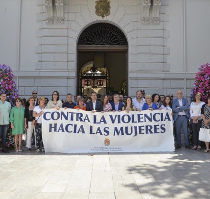 ©Ayto.Granada: La Corporacin municipal guarda un minuto de silencio en repulsa por el nuevo asesinato de violencia machista